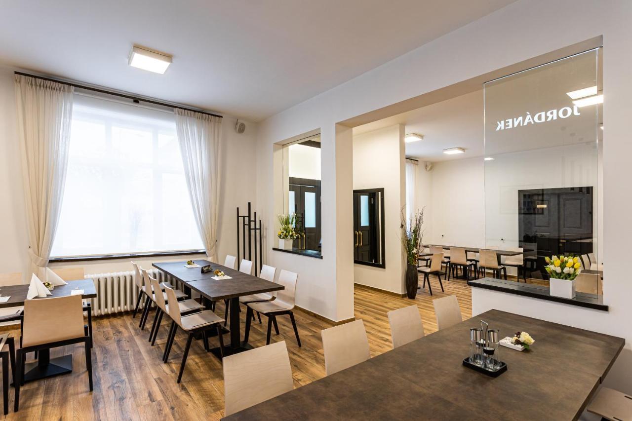 Hotel Jordanek Opocno ภายนอก รูปภาพ