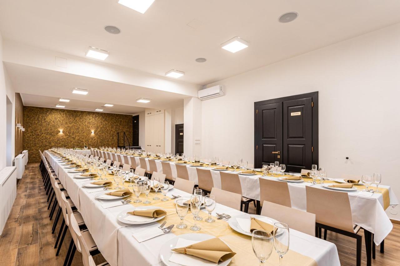 Hotel Jordanek Opocno ภายนอก รูปภาพ