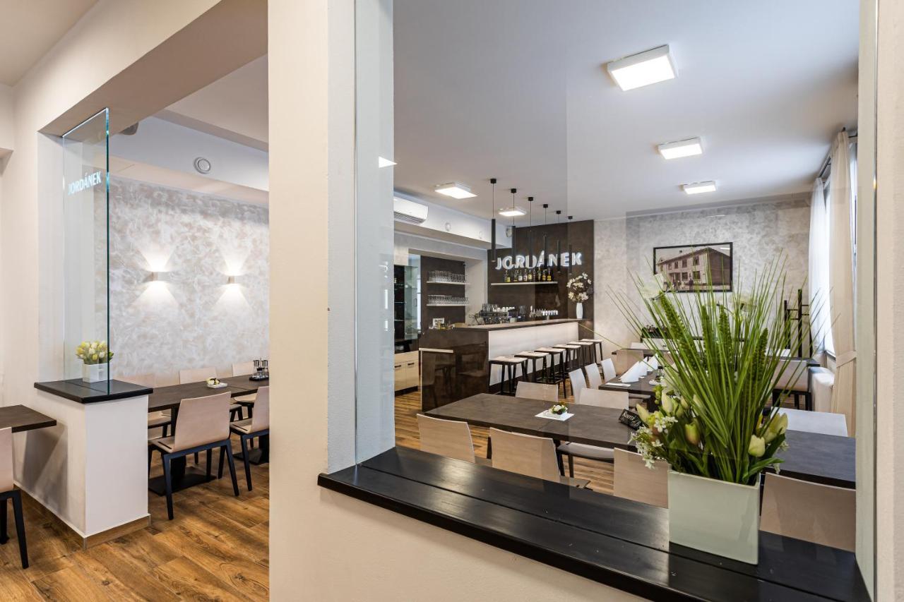 Hotel Jordanek Opocno ภายนอก รูปภาพ