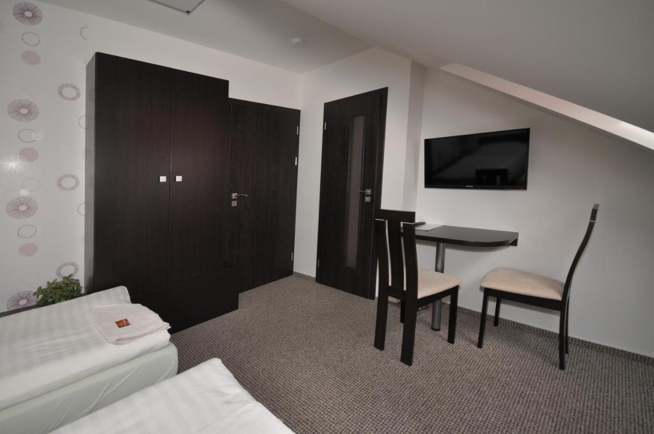 Hotel Jordanek Opocno ภายนอก รูปภาพ