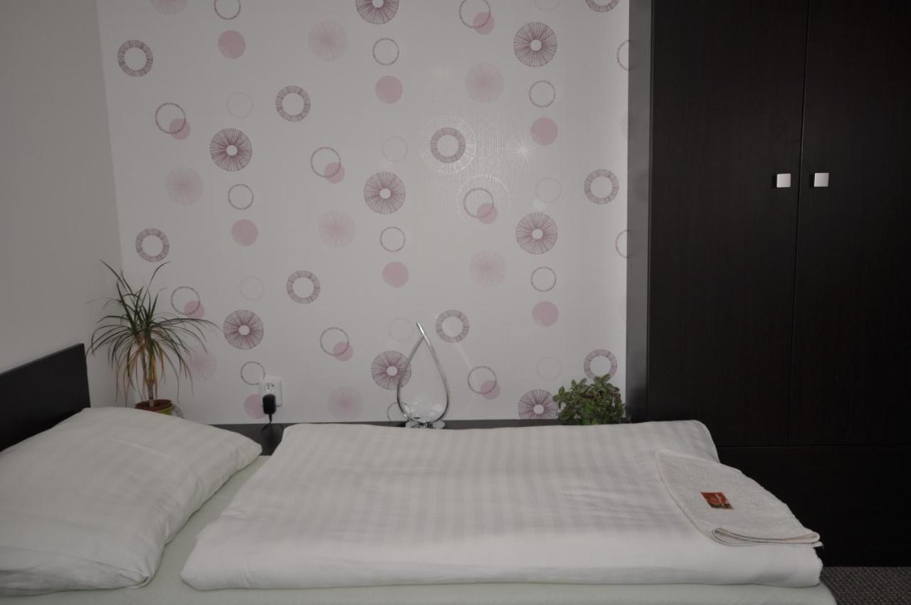 Hotel Jordanek Opocno ภายนอก รูปภาพ