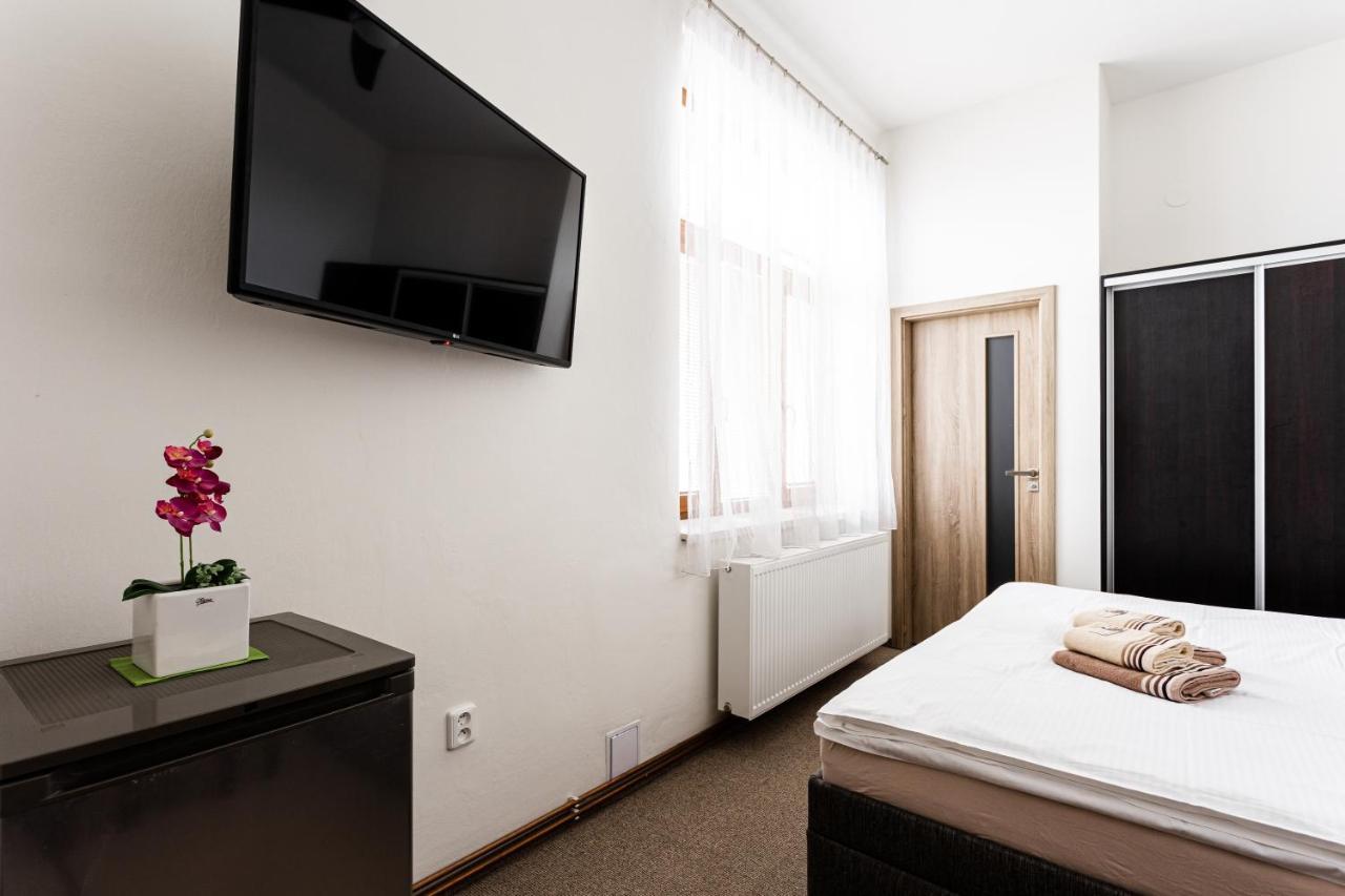 Hotel Jordanek Opocno ภายนอก รูปภาพ