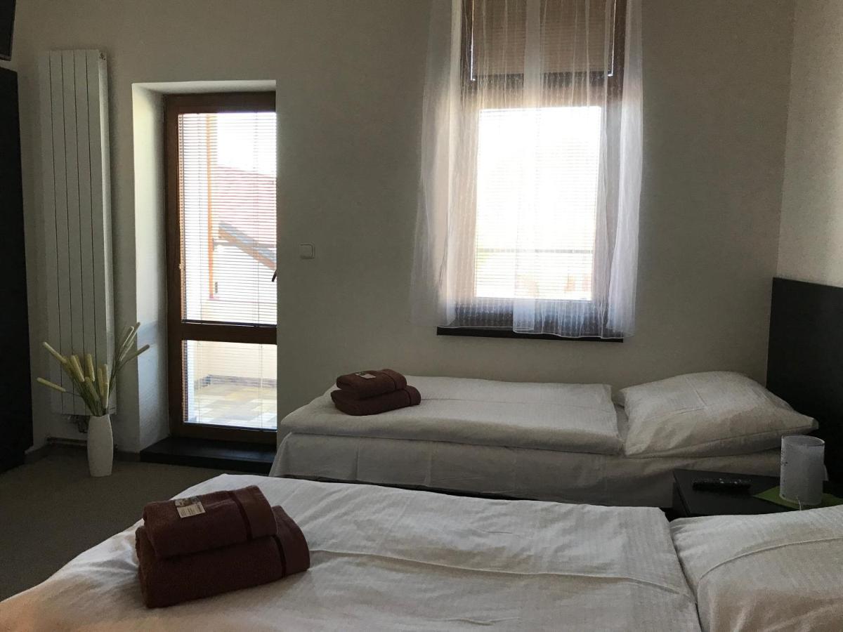 Hotel Jordanek Opocno ภายนอก รูปภาพ