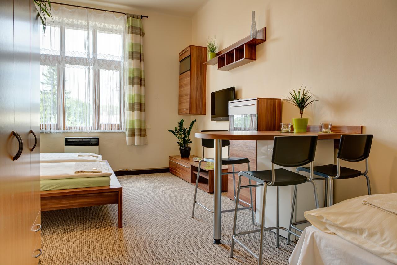 Hotel Jordanek Opocno ภายนอก รูปภาพ