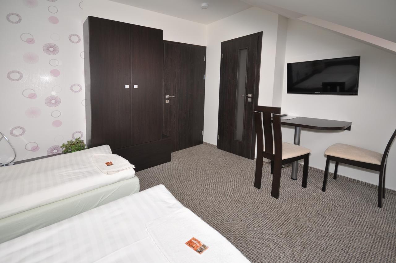 Hotel Jordanek Opocno ภายนอก รูปภาพ