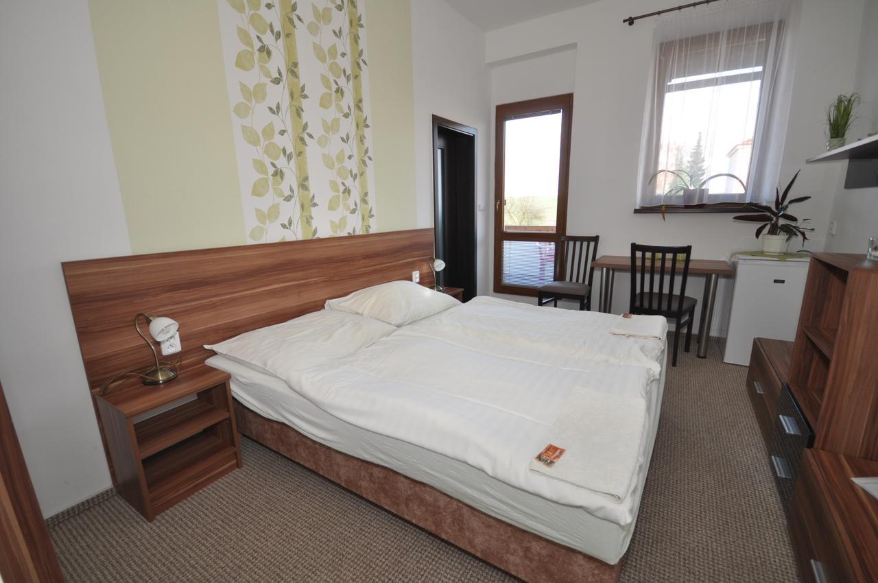 Hotel Jordanek Opocno ภายนอก รูปภาพ