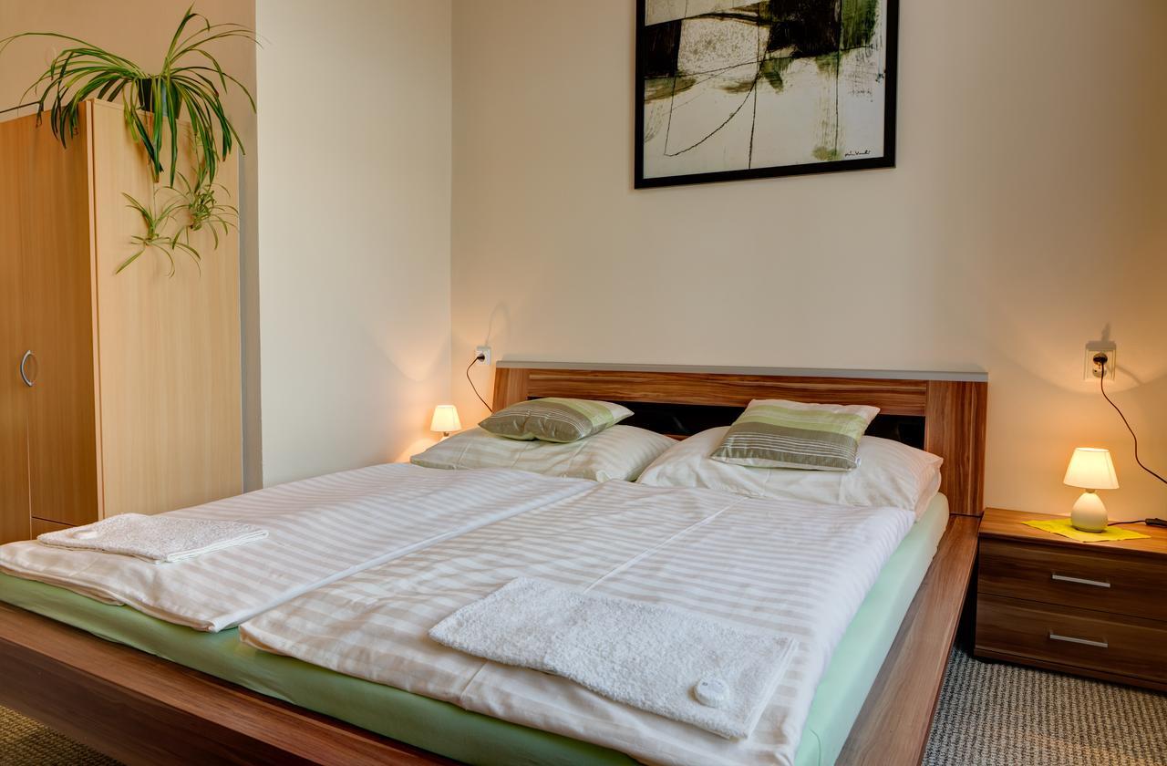Hotel Jordanek Opocno ภายนอก รูปภาพ