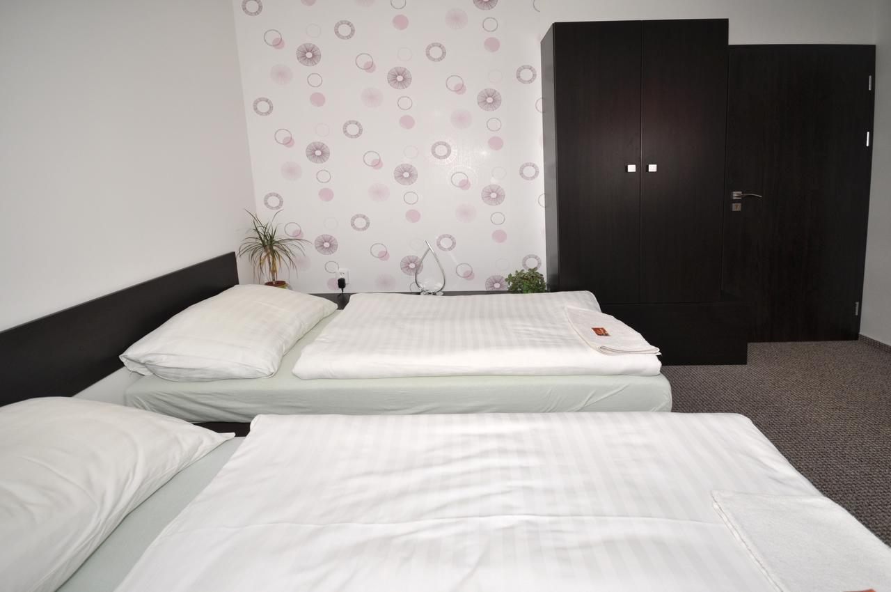 Hotel Jordanek Opocno ภายนอก รูปภาพ