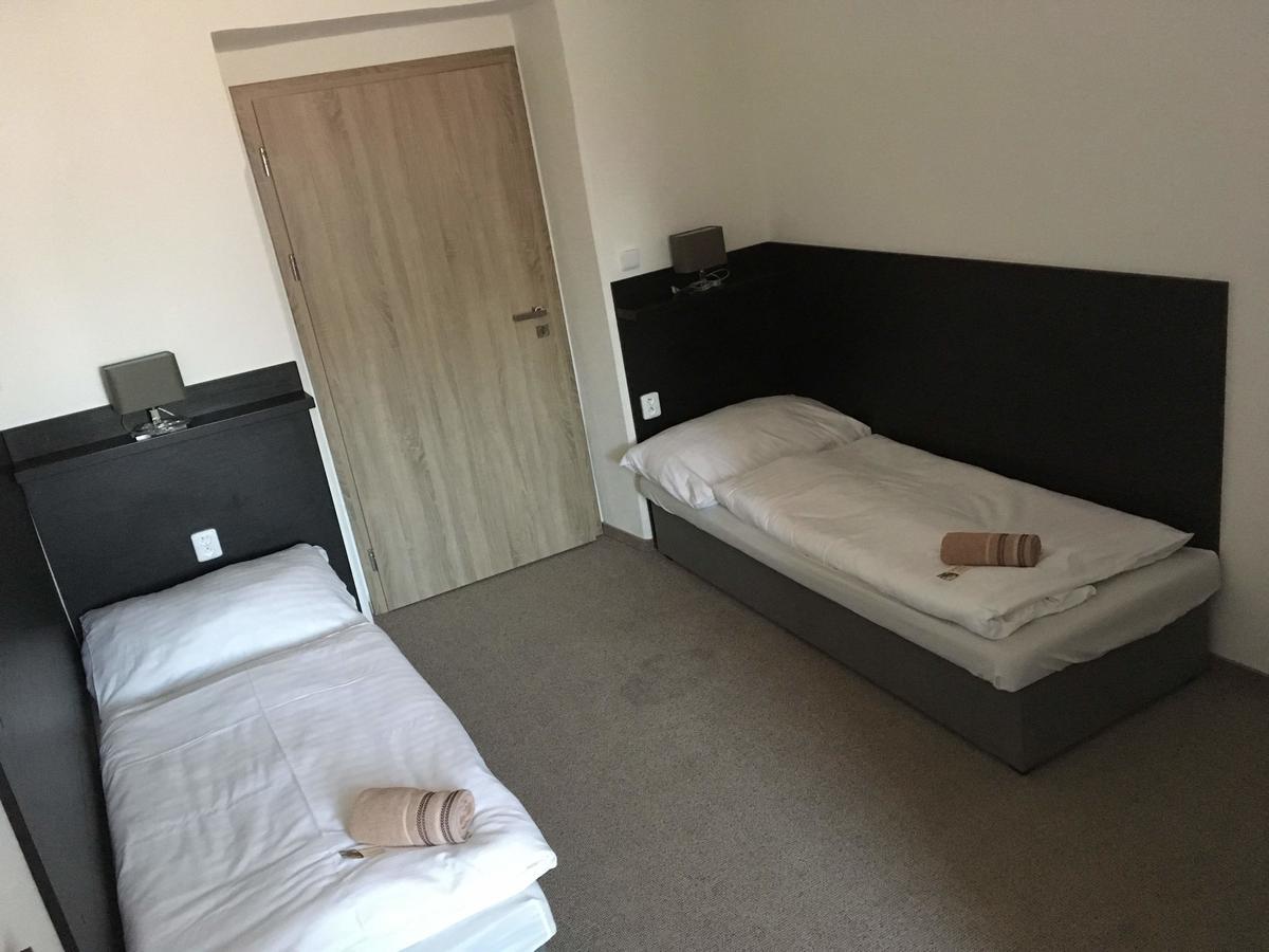 Hotel Jordanek Opocno ภายนอก รูปภาพ