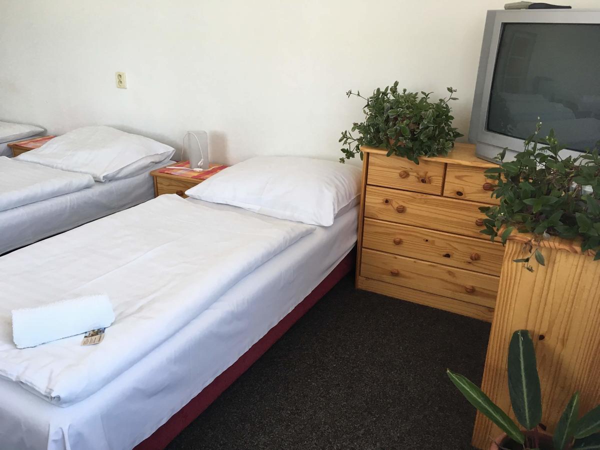 Hotel Jordanek Opocno ภายนอก รูปภาพ