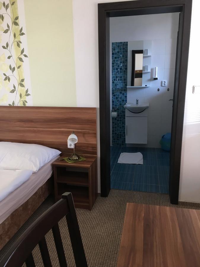 Hotel Jordanek Opocno ภายนอก รูปภาพ