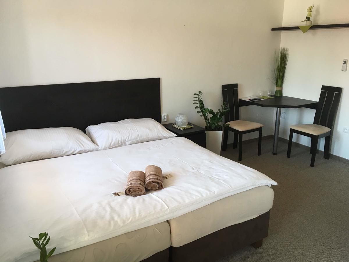 Hotel Jordanek Opocno ภายนอก รูปภาพ