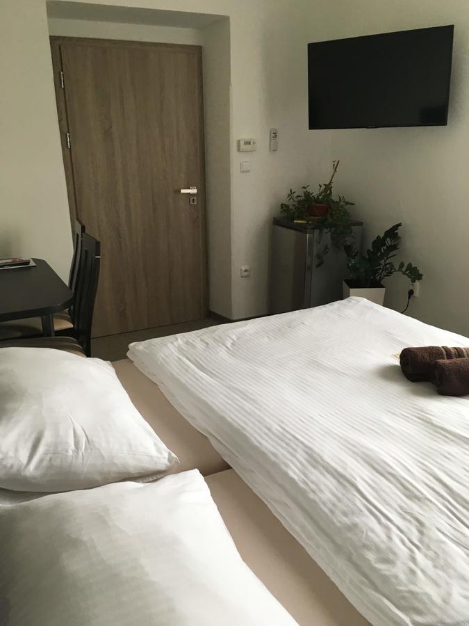 Hotel Jordanek Opocno ภายนอก รูปภาพ