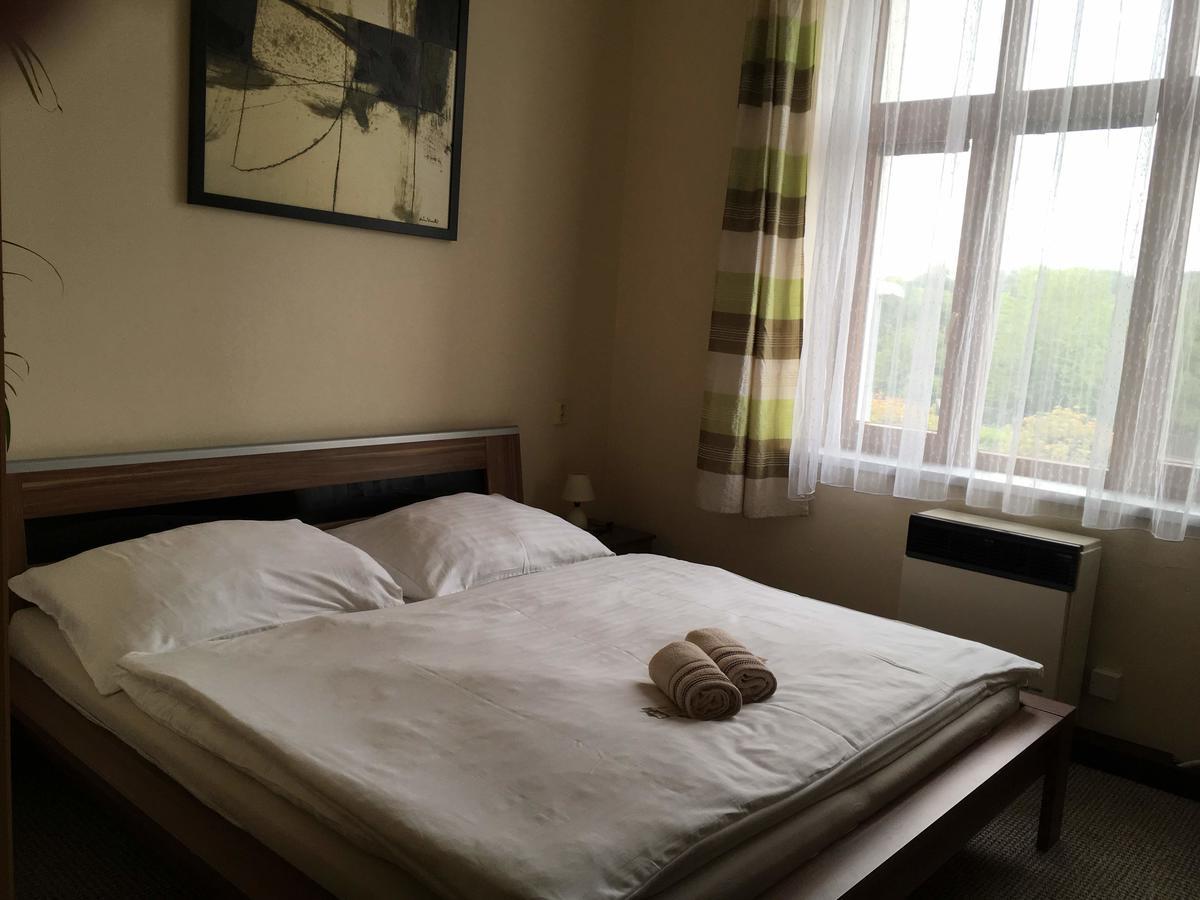 Hotel Jordanek Opocno ภายนอก รูปภาพ