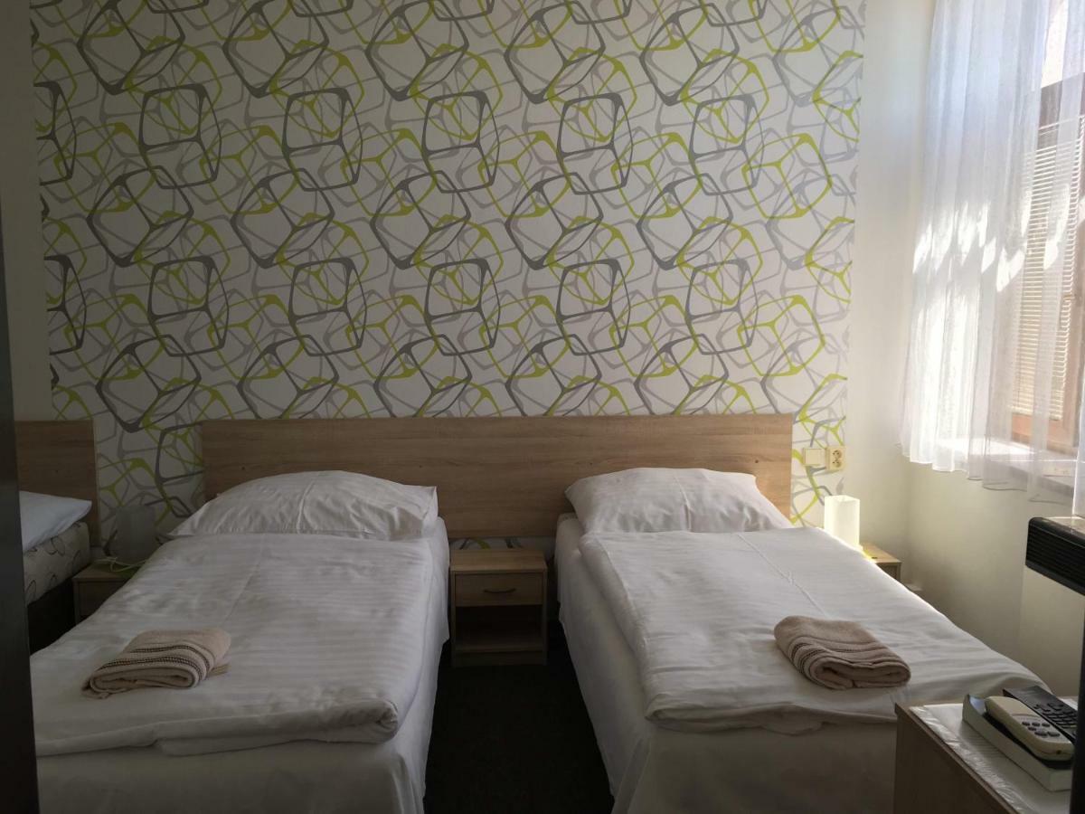 Hotel Jordanek Opocno ภายนอก รูปภาพ