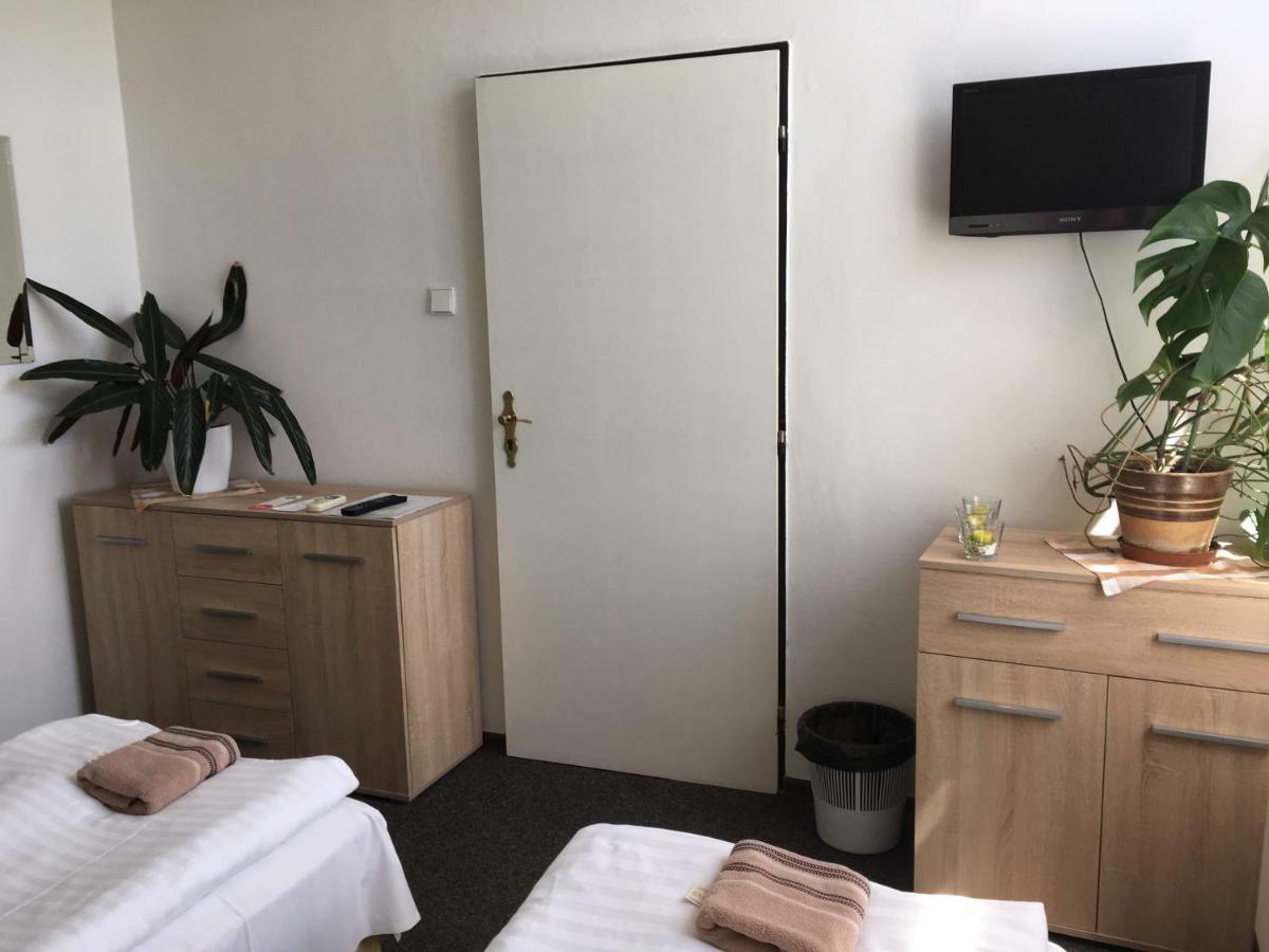 Hotel Jordanek Opocno ภายนอก รูปภาพ